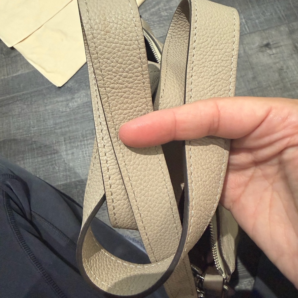 Louis Vuitton - Picture 3 of 15
